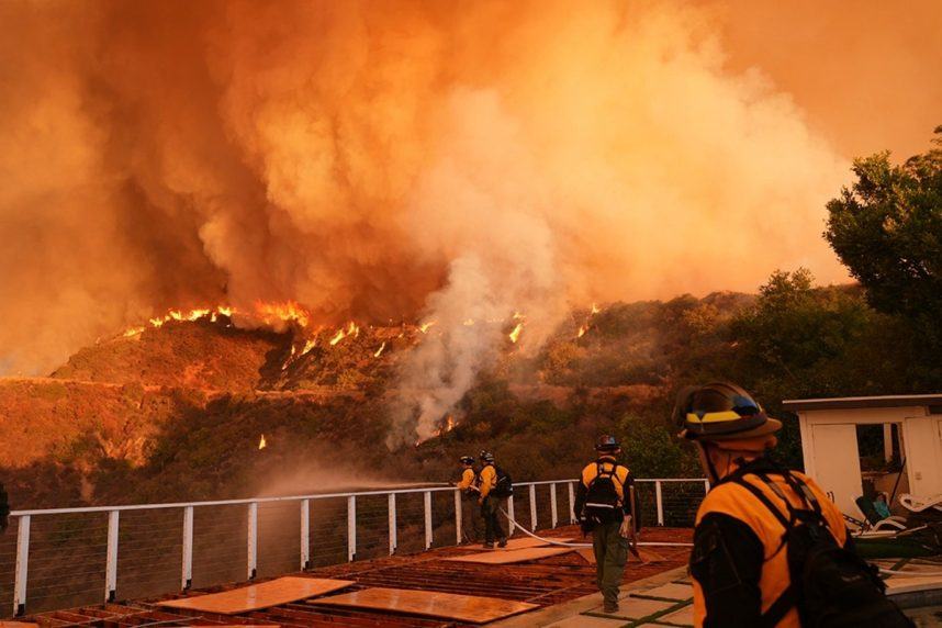 Firefighters battle California wildfire